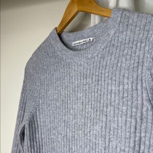 Abercrombie & Fitch Light Gray Knit Pullover - Size M Sizing